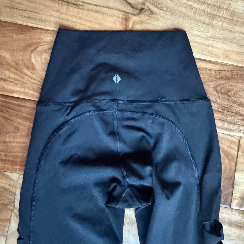 Tavi Noir High-Waisted Black Leggings with Cutout Side Detailing - Picture 5 of 9